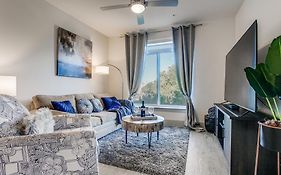 Luxury Condo Facing Riverwalk Free Parking Pet Friendly Centrally Located