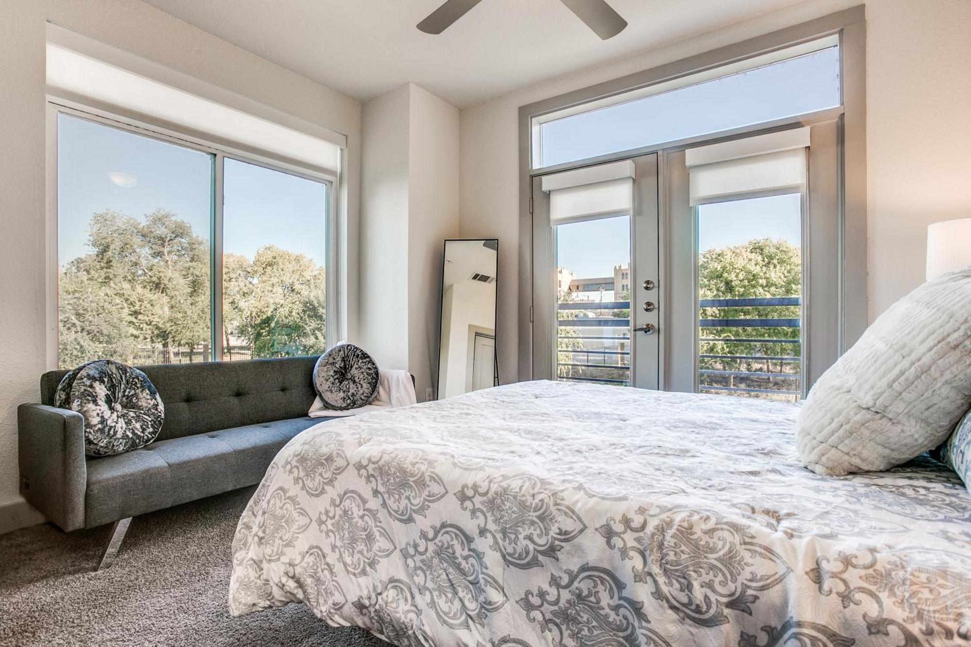 Luxury Condo Facing Riverwalk Free Parking Pet Friendly Centrally Located San Antonio Exterior photo