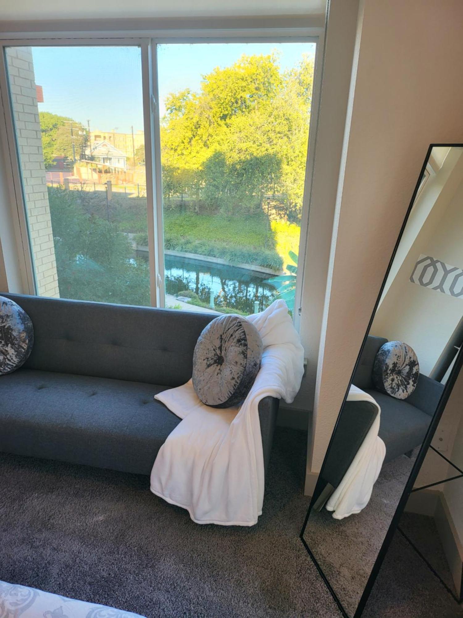 Luxury Condo Facing Riverwalk Free Parking Pet Friendly Centrally Located San Antonio Exterior photo