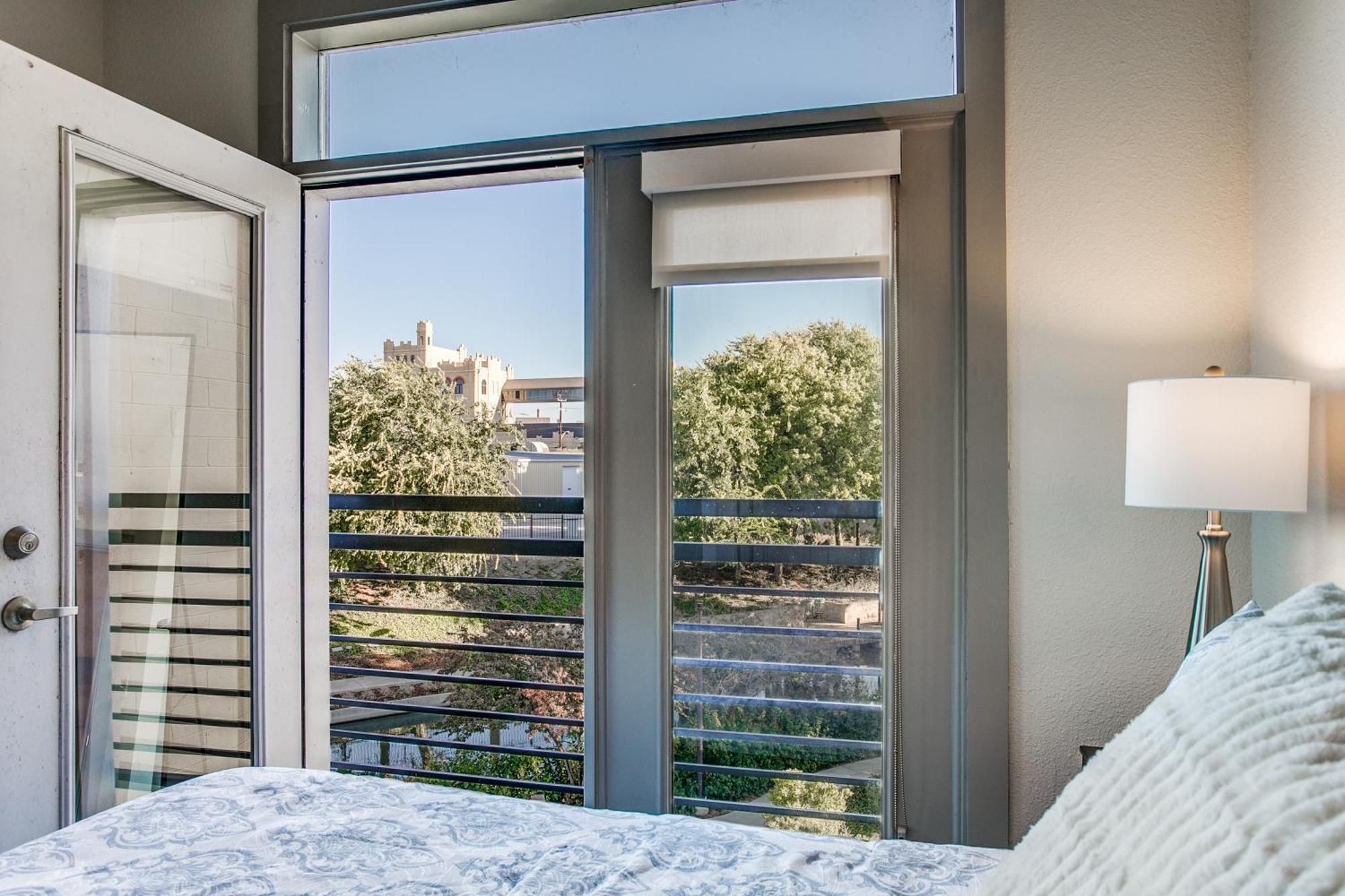 Luxury Condo Facing Riverwalk Free Parking Pet Friendly Centrally Located San Antonio Exterior photo