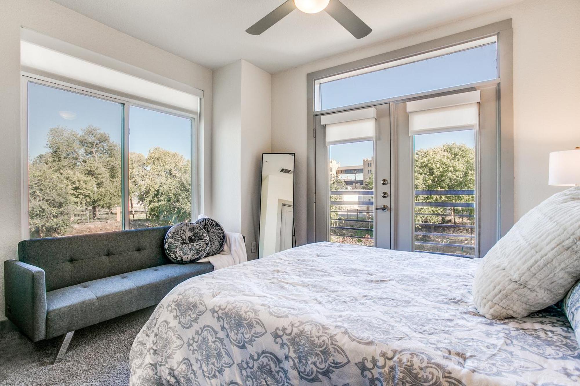 Luxury Condo Facing Riverwalk Free Parking Pet Friendly Centrally Located San Antonio Exterior photo