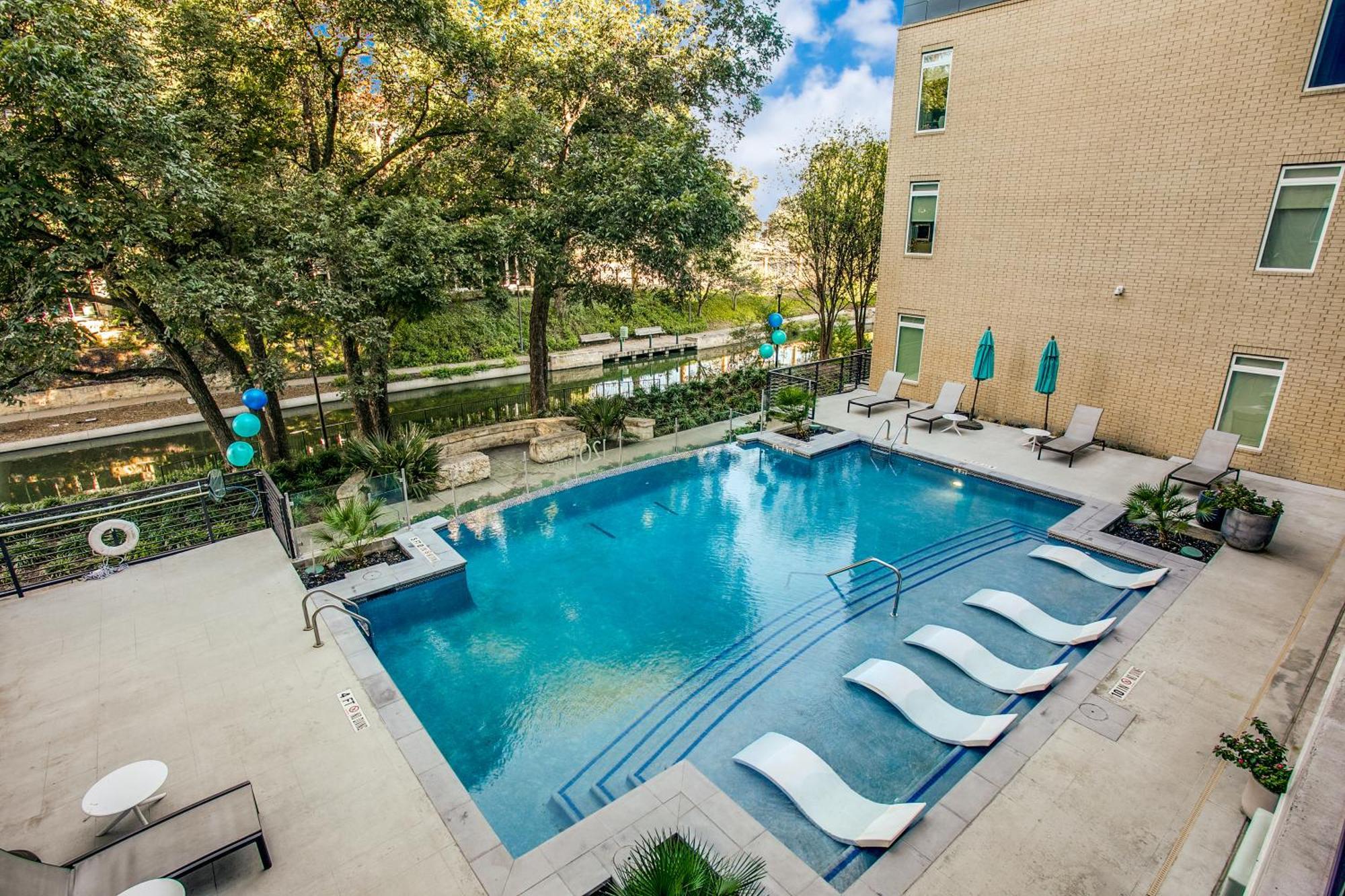 Luxury Condo Facing Riverwalk Free Parking Pet Friendly Centrally Located San Antonio Exterior photo